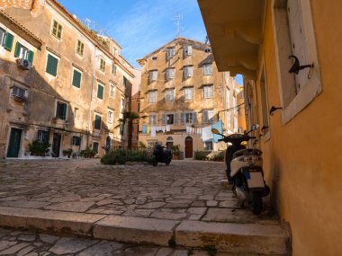 Yunanistan 'ın Korfu adasındaki Eski Kerkyra şehrinin dar sokakları