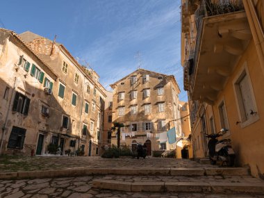 Yunanistan 'ın Korfu adasındaki Eski Kerkyra şehrinin dar sokakları