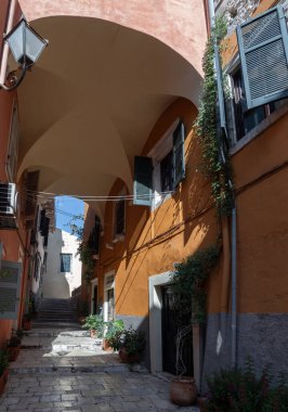 Yunanistan 'ın Korfu adasındaki Eski Kerkyra şehrinin dar sokakları