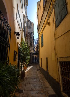 Yunanistan 'ın Korfu adasındaki Eski Kerkyra şehrinin dar sokakları