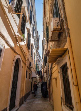 Yunanistan 'ın Korfu adasındaki Eski Kerkyra şehrinin dar sokakları