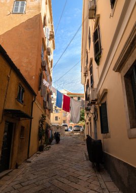 Yunanistan 'ın Korfu adasındaki Eski Kerkyra şehrinin dar sokakları