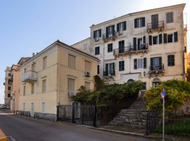 Yunanistan 'ın Korfu adasındaki Eski Kerkyra şehrinin dar sokakları