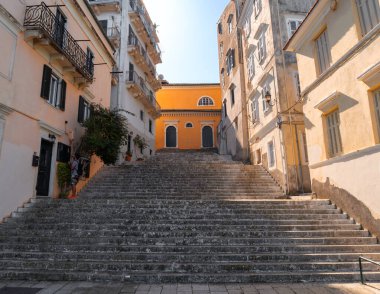 Yunanistan 'ın Korfu adasındaki Eski Kerkyra şehrinin dar sokakları