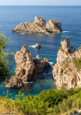 Yunanistan 'ın Korfu kentindeki denizin panoramik manzarası ve İyon Denizi uçurumları