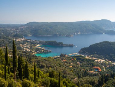 Paleokastritsa, Corfu, Yunanistan tatil beldesinin panoramik manzarası