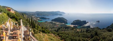 Paleokastritsa, Corfu, Yunanistan tatil beldesinin panoramik manzarası