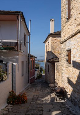 Yunanistan 'ın Ioannina kentindeki Pamvotida Gölü' nde düşük turizm sezonunda sakin bir köy hayatı