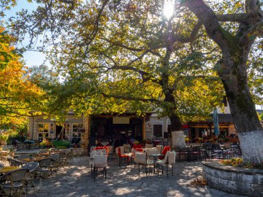 Yunanistan 'ın Ioannina kentindeki Pamvotida Gölü' nde düşük turizm sezonunda sakin bir köy hayatı
