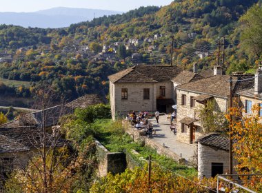 Yunanistan 'daki Epirus dağlarındaki Mikro Papigko dağ köyündeki bir kafede ziyaretçiler