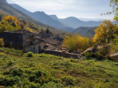 Yunanistan 'daki Epirus Dağı' ndaki Mikro Papigko dağ köyünün dar taş sokakları