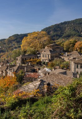Yunanistan 'daki Epirus Dağı' ndaki Mikro Papigko dağ köyünün dar taş sokakları