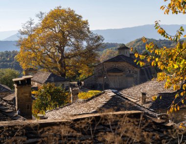 Yunanistan 'ın Epirus Dağı' ndaki Mikro Papigko dağ köyündeki taksiyargıç kilisesi