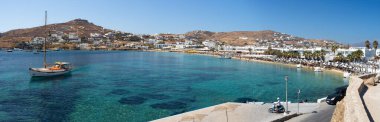Yunanistan 'ın Mykonos adasındaki Platis Gialos plajının panoramik manzarası