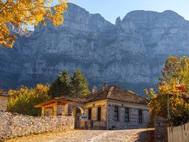 Yunanistan 'ın Epirus dağlarındaki Papigko kasabasının geleneksel taş evi.