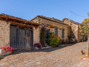 Yunanistan 'ın Epirus dağlarındaki Papigko kasabasının geleneksel taş evi.