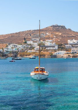 Yunanistan 'ın Mykonos adasında Ege Denizi' nde balıkçı teknesi