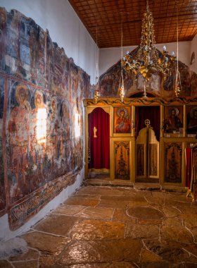 Yunanistan 'ın Epirus dağlarındaki Vikos Geçidi' nde küçük bir Aziz Paraskevi Manastırı.