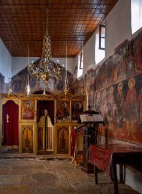 Yunanistan 'ın Epirus dağlarındaki Vikos Geçidi' nde küçük bir Aziz Paraskevi Manastırı.