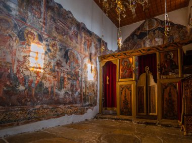 Yunanistan 'ın Epirus dağlarındaki Vikos Geçidi' nde küçük bir Aziz Paraskevi Manastırı.