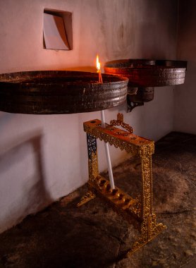 Candilo mum ışığı, Yunanistan 'daki Epirus dağlarındaki Vikos Boğazı' ndaki Aziz Paraskevi Manastırı 'nda.