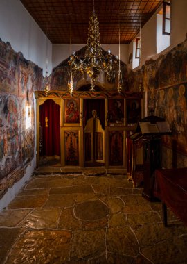 Yunanistan 'ın Epirus dağlarındaki Vikos Geçidi' nde küçük bir Aziz Paraskevi Manastırı.