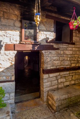 Yunanistan 'ın Epirus dağlarındaki Vikos Geçidi' nde küçük bir Aziz Paraskevi Manastırı.