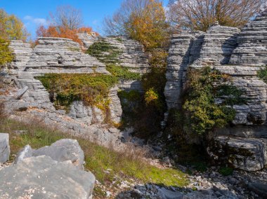 Yunanistan 'daki Epirus dağlarındaki Taş Ormanı ve Taş Dengesi manzarası