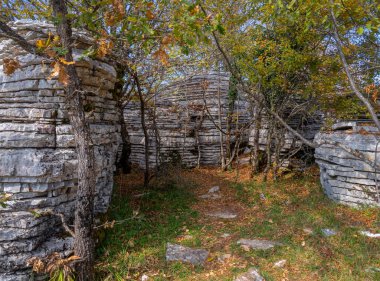 Yunanistan 'daki Epirus dağlarındaki Taş Ormanı ve Taş Dengesi manzarası