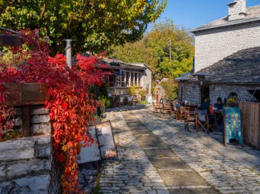 Yunanistan 'ın Epirus dağlarındaki Monodendri adlı turist köyünün sokakları