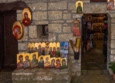 Yunanistan 'daki Epirus dağlarındaki Vikos Boğazı' ndaki Aziz Paraskevi Manastırı 'nda el yapımı dini eşyalar satan küçük bir dükkan.