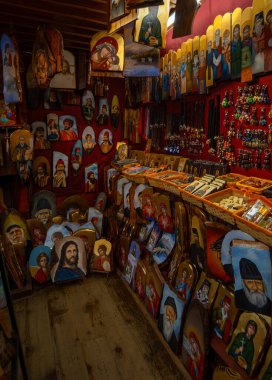 Yunanistan 'daki Epirus dağlarındaki Vikos Boğazı' ndaki Aziz Paraskevi Manastırı 'nda el yapımı dini eşyalar satan küçük bir dükkan.