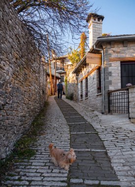 Yunanistan 'ın Epirus dağlarındaki Monodendri adlı turist köyünün sokakları