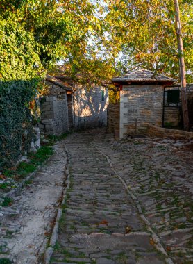 Yunanistan 'ın Epirus dağlarındaki Monodendri adlı turist köyünün sokakları