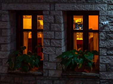 Yunanistan 'ın Epirus dağlarındaki Monodendri adlı turist köyünün sokakları