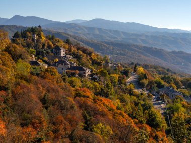 Yunanistan 'daki Epirus dağlarındaki Vitsa köyünün panoramik manzarası