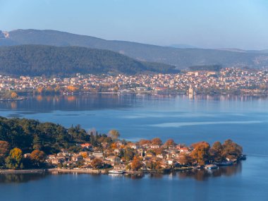 Pamvotida Gölü, Epirus, Yunanistan 'daki Ioannina adası ve kasaba manzarası