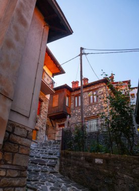 Yunanistan 'ın Epirus dağlarındaki Metsovo dağ turizm köyünde geleneksel mimari caddeler ve evler