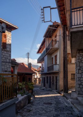 Yunanistan 'ın Epirus dağlarındaki Metsovo dağ turizm köyünde geleneksel mimari caddeler ve evler