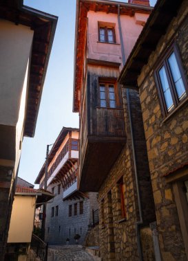 Yunanistan 'ın Epirus dağlarındaki Metsovo dağ turizm köyünde geleneksel mimari caddeler ve evler