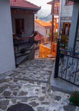 Yunanistan 'ın Epirus dağlarındaki Metsovo dağ turizm köyünde geleneksel mimari caddeler ve evler