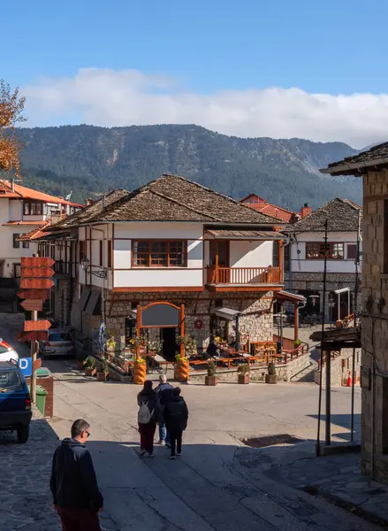 Yunanistan 'ın Epirus dağlarındaki Metsovo dağ turizm köyünde geleneksel mimari caddeler ve evler