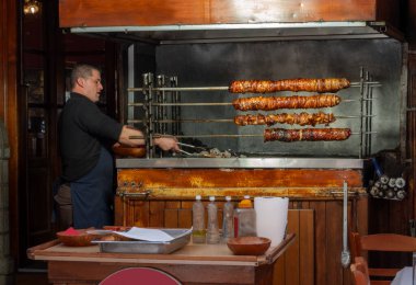 Yunanistan 'ın Epirus dağlarındaki Metsovo turizm köyünün meyhanesinde Kokoretsi (kokorec) yemek pişiriyor