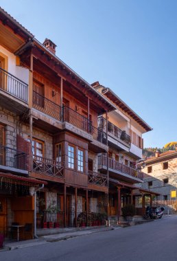 Yunanistan 'ın Epirus dağlarındaki Metsovo dağ turizm köyünde geleneksel mimari caddeler ve evler