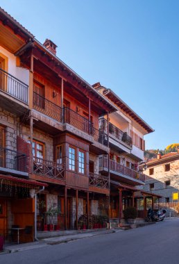 Yunanistan 'ın Epirus dağlarındaki Metsovo dağ turizm köyünde geleneksel mimari caddeler ve evler