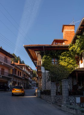 Yunanistan 'ın Epirus dağlarındaki Metsovo dağ turizm köyünde geleneksel mimari caddeler ve evler