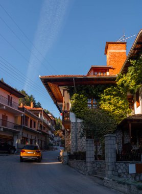 Yunanistan 'ın Epirus dağlarındaki Metsovo dağ turizm köyünde geleneksel mimari caddeler ve evler