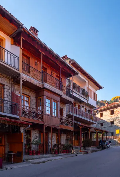 Yunanistan 'ın Epirus dağlarındaki Metsovo dağ turizm köyünde geleneksel mimari caddeler ve evler