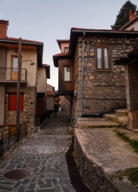 Yunanistan 'ın Epirus dağlarındaki Metsovo dağ turizm köyünde geleneksel mimari caddeler ve evler