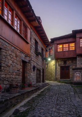 Yunanistan 'ın Epirus dağlarındaki Metsovo dağ turizm köyünde geleneksel mimari caddeler ve evler